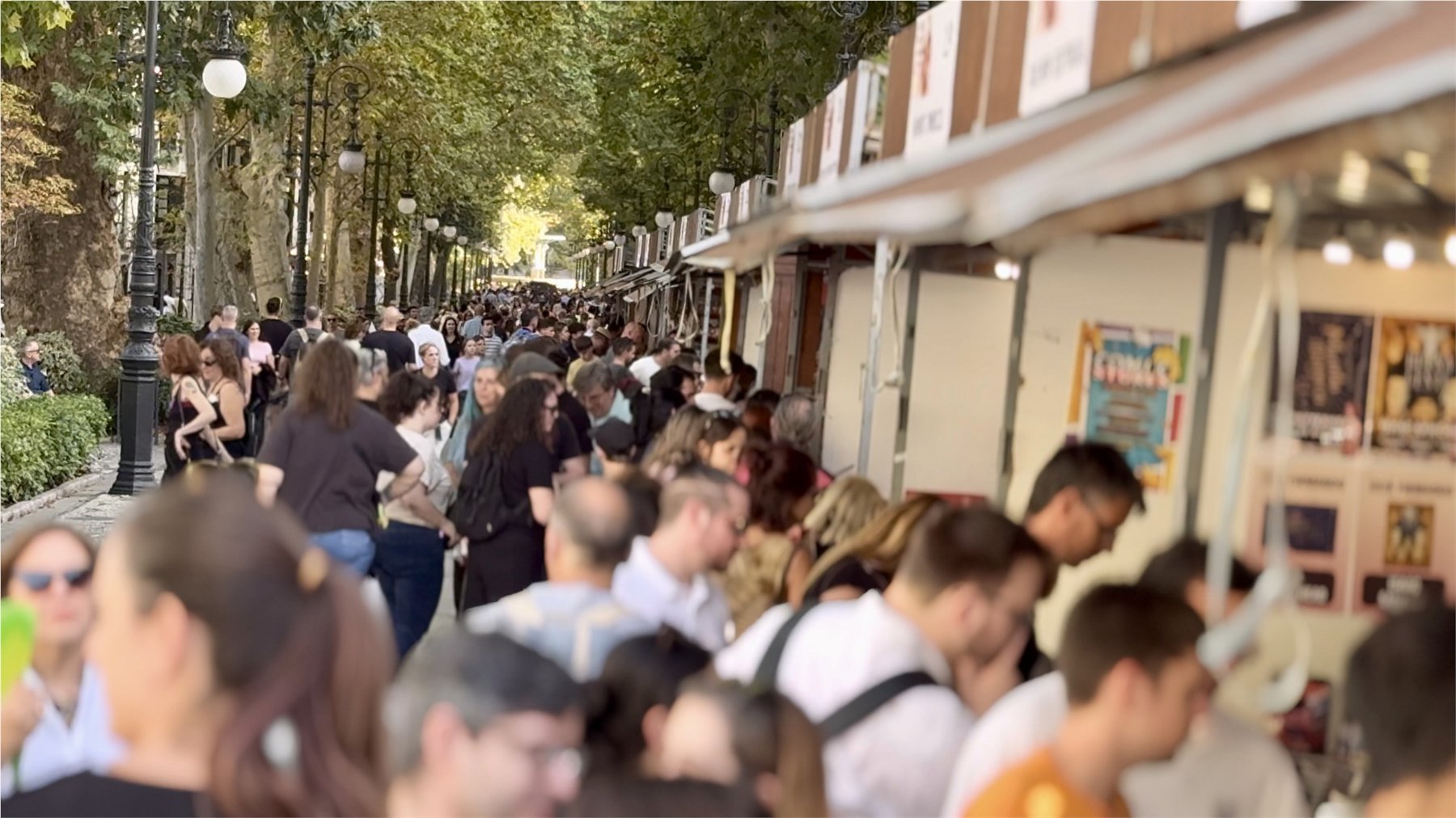 Stands y público del Salón del Cómic de Granada en la Carrera de la Virgen en 2025